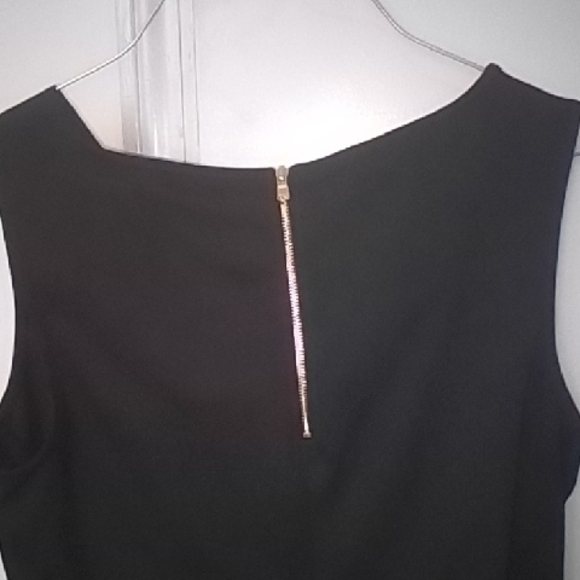 Elegant Black Sleeveless Top - Picture 3 of 3
